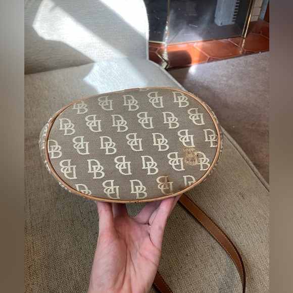Dooney & Bourke vintage tan bucket bag - Picture 9 of 9
